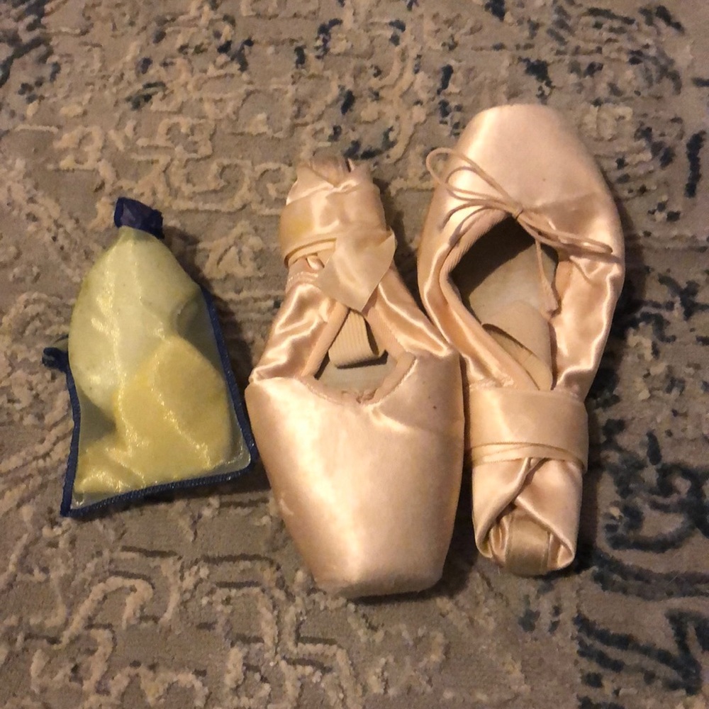 Point shoes